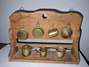 vaisselle de poupée 1930 en laiton sur présentoir bois - Picture 1 of 24