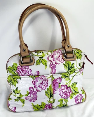 Bolso de mano Tignanello de cuero blanco cama de rosas rosas flores Foto 1 de 4