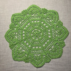 Tapete redondo de encaje de ganchillo a mano vintage verde de 19" con mantel floral - Imagen 1 de 5
