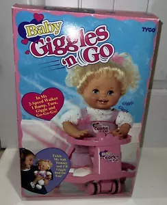 1992 Neu im Karton Baby GIGGLES 'n GO Puppe Tyco Originalkarton + Lauflernwagen brandneu - Bild 1 von 17