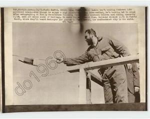 FIDEL CASTRO lanza sombrero a la multitud, PLAYA BLANCA CHILE comunismo 1971 foto de prensa - Imagen 1 de 2