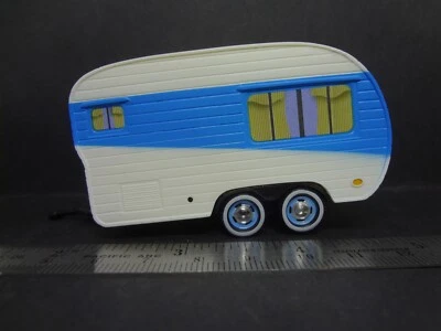 Небольшой дорожный прицеп в масштабе 1:64 из смолы синий - отдельно 1:64 - Изображение 1 из 4