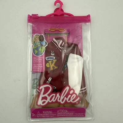 Ropa Barbie para muñeca Ken con chaqueta universitaria, pantalones cortos y gafas de sol HJT25. Foto 1 de 4