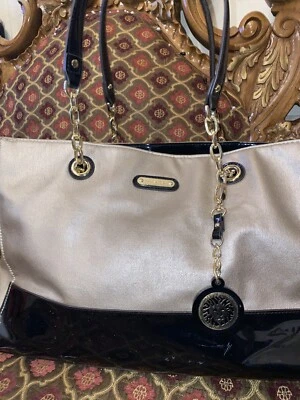 ANNE KLEIN color tostado y negro precioso bolso de mano hecho de charol brillante Foto 1 de 3