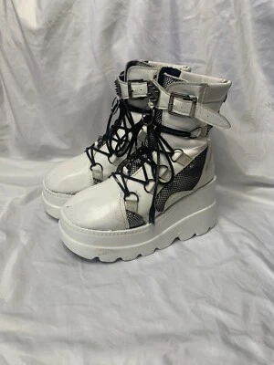 Plataformas góticas blancas hasta el tobillo con cordones negros y accesorios negros Foto 1 de 4