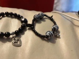 Schwarze Perlenarmbänder auf einem Stretch (2) Herzen und Buchstabe "G" - Bild 1 von 6