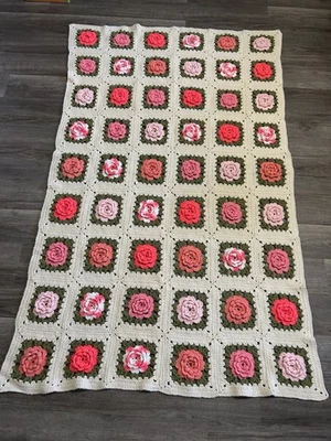Manta de ganchillo patrón cuadrado afgano flores 3D tonos de rosa 47 x 70 Foto 1 de 4