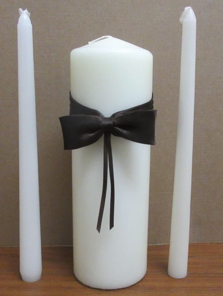 Juego de velas cónicas blancas con arco de satén marrón unidad de boda Foto 1 de 1