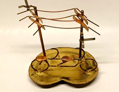Escultura de postes de bicicleta y teléfono de cobre con corte antorcha con pájaros. Foto 1 de 4