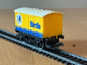 Hornby OO Gauge Closed Van - Birds. Pre Owned. R002. - Picture 1 of 4