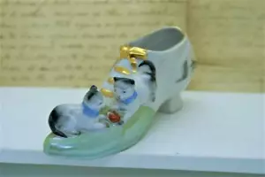 Katzen spielen auf einem Vintage Schuh / Germany / 2 schwarz-weiße Katzen - Bild 1 von 1