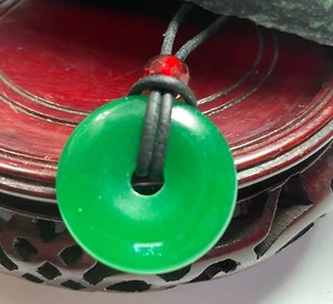 Unisex Apfelgrün Jade Donut Halskette 30 mm sicherer Verschluss Lederkordel Viel Glück - Bild 1 von 11