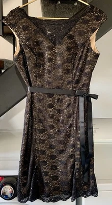 Vestido sem mangas Alex Evenings 10P 10 P preto pura ilusão sobreposição de renda - Imagem 1 de 4