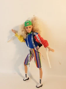 BMR1959 Muñeca Barbie Alta Hecha para Mover Cuerpo Rizado Rubio Pelo Calcetín Tenis GHT92 - Imagen 1 de 7