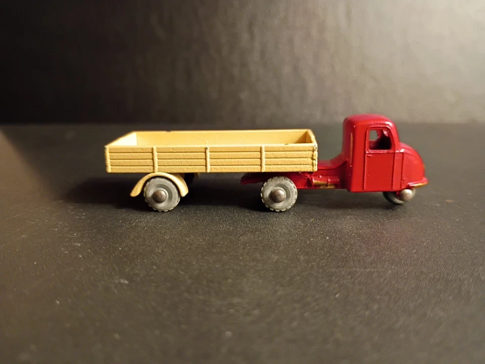 火柴盒 #10B 机械马和拖车“红色/浅褐色”金格栅 1955  — 第 1/4 张图片