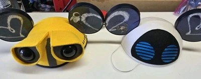 Juego de 2 Sombreros Disney WALL-E + Eva Mickey Mouse Corazón Orejas Adulto Pixar Fest Usado Foto 1 de 4