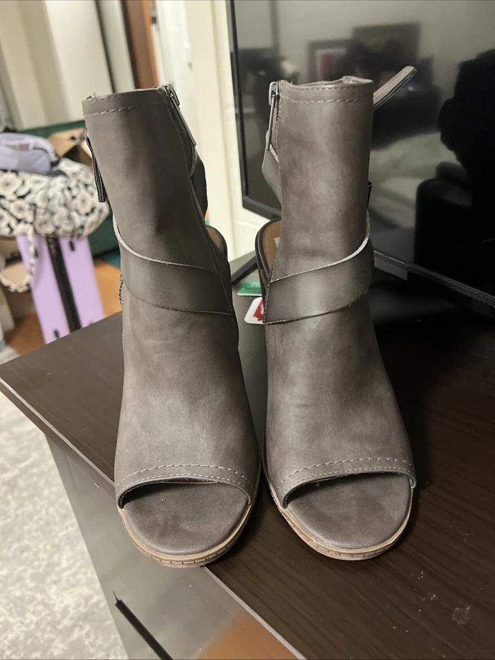 Dolce Vita DV Bloque, Tacón Botín Tobillo Punta abierta Hebilla Gris 9 Foto 1 de 4