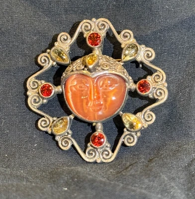 Солнцезащитная брошь Sajen из стерлингового серебра с подвеской из стекловолокна с гранатом и цитрином Artis - Изображение 1 из 4