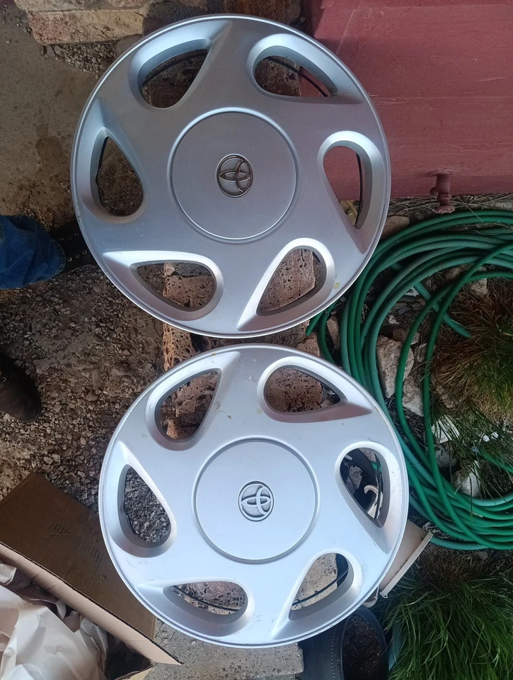 Dos 15. Tapacubos de pulgadas para un Toyota Camry 1994-99 muy buen estado. Foto 1 de 1