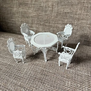 Vintage Puppenhaus Miniatur weiß Metall Korb Terrassenmöbel Tisch Stühle - Bild 1 von 8