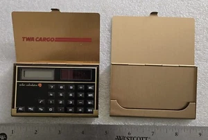 Porta biglietti da visita e calcolatrice vintage Twa Cargo ottone massiccio con uno omaggio - Foto 1 di 9