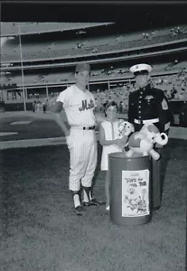 Tom Seaver 1968 Cuerpo de Marines de los Estados Unidos Juguetes para Tots 4x6 Lote de fotos C - Imagen 1 de 1