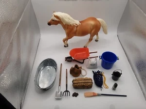 Breyer Pferd. RDA Strikey. 1415, H75A + einige Reinigungs- & Fütterungsartikel. - Bild 1 von 24