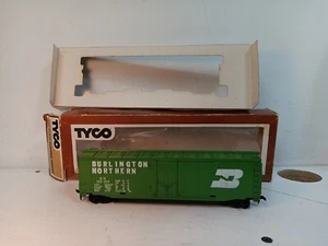 'HO' GAUGE, BURLINGTON NORTHERN Pulp Door Box Car 50' Tyco READ - Picture 1 of 15