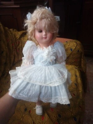 Bambola In celluloide anni '60 con vestitino celeste con inserti di pizzo  - Immagine 1 di 4