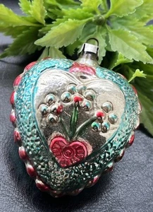 Adorno de Navidad vintage de vidrio con baches de corazón y flores - Imagen 1 de 7