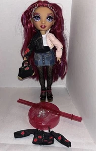 Muñeca de Moda Mila Berrymore Rainbow High Serie 4 Rosas Roja Barrymore - Imagen 1 de 9