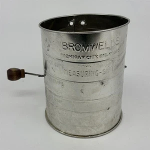 Vintage 3 Tassen Metall BROMWELL'S Messen Handkurbel Mehlsieb Küche Backen - Bild 1 von 5