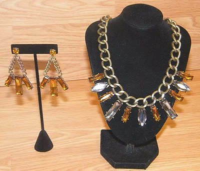 Colar e brinco de corrente grossa cor bronze combinando com strass transparente e laranja - Imagem 1 de 4