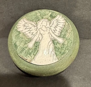 Tarro de baratija de ángel de cerámica artística Raku firmado J Dillard - Imagen 1 de 6