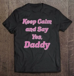 Camisa Retro Keep Calm Yes Daddy Linda Bdsm Kink Lover Sexy Tabú Unisex Regalo para - Imagen 1 de 3