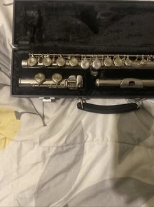 Yamaha intermediate flute model 422- Open boxed - Picture 1 of 8