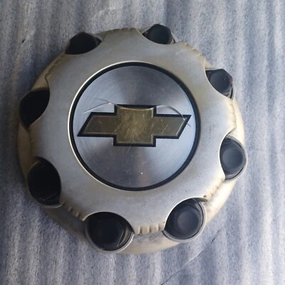 Chevrolet Silverado 2500/3500 1999-2010 8 tacos tapa central plateada 15052378 Foto 1 de 2