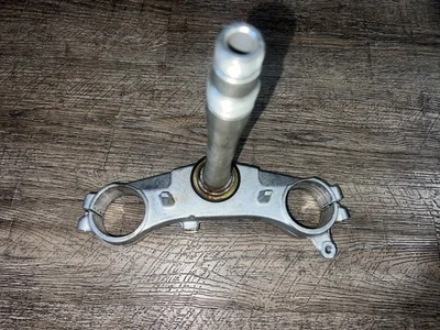 Suzuki GSXR 1000 2001 2002 OEM HORQUILLA DELANTERA RECTA ABRAZADERA INFERIOR TRIPLE ÁRBOL VÁSTAGO Foto 1 de 2
