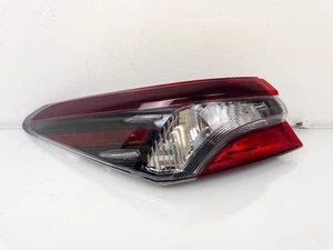 Luz trasera izquierda para conductor Toyota Camry XSE 2018-2024 OEM - Imagen 1 de 8