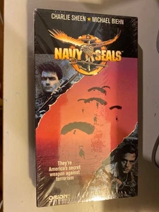 Navy Seals VHS - Brandneu, fabrikversiegelt - SELTENE militärische Red Tape Variante! - Bild 1 von 4