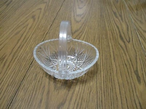BEAUTIFUL CLEAR GLASS BASKET WITH PLASTIC HANDLE TRINKET DISH CANDY DISH - Picture 1 of 7