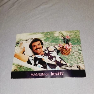 Magnum PI P.I. auf KEZI-TV Postkarte Vintage Oregon Station Postkarte Tom Selleck - Bild 1 von 5