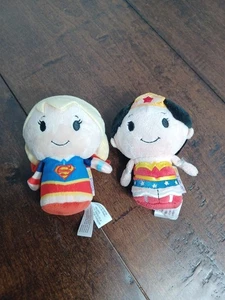 Hallmark itty Bittys Supergirl & Wonder Womanl Mini Peluche 4,5" - Foto 1 di 7