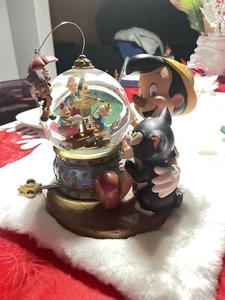 Seltene Disney Pinocchio magische Schneekugel mit Musik "Brahms Walzer" mit Bewegung - Bild 1 von 6