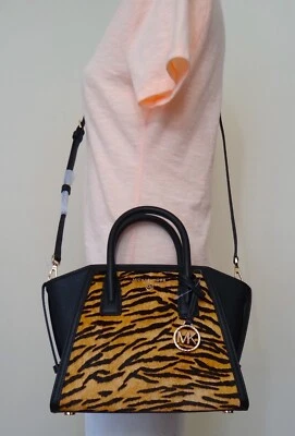 Сумка через плечо Michael Kors Avril с тигровым принтом коричневая с несколькими икроножными волосами небольшая сумка - Изображение 1 из 4