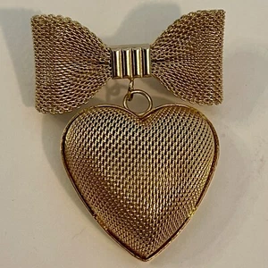 Womens Gold Tone MESH BOW w/DANGLE PUFF HEART Brooch/Pin, Rare Piece - Picture 1 of 12