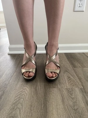 Auténticas cuñas de cuero Burberry en piedra de afilar Foto 1 de 4