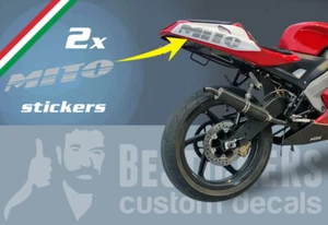 2 adesivi logo cagiva scritte MITO restauro codone EVO 125 silver met. 2000/2003 - Picture 1 of 2