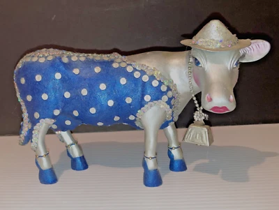 Estatuilla de vaca de plata bovina atesorada con vestido azul con sombrero y collar Foto 1 de 4