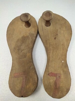 Zapatos de madera antigua tallados a mano de 1820 sacerdote hindú pie santo durmiente Khadau estofado Foto 1 de 4